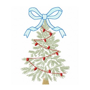 Op de afbeelding: Een groene kerstboom met rode lampjes en een blauwe strik bovenop.