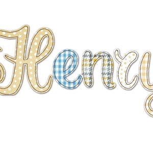 Peut inclure: Le nom "Henry" &eacute;crit en grandes lettres stylis&eacute;es. Chaque lettre est d&eacute;cor&eacute;e d'un motif diff&eacute;rent, notamment des &eacute;toiles blanches sur fond beige, du vichy bleu et blanc, du pied-de-poule gris et blanc et des pois beige et blanc.