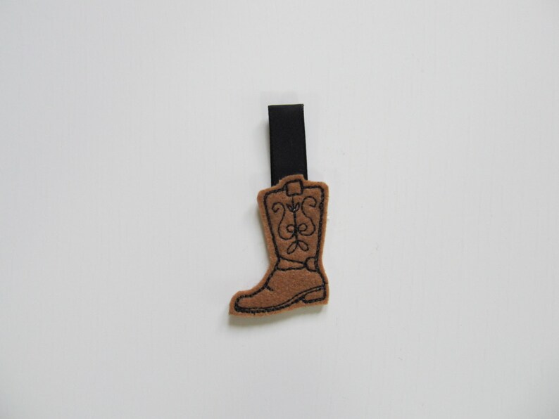 Cowboy boot key fob felt outline mini embroidery key fobs felties in the hoop embroidery project feltie mini embroidery design