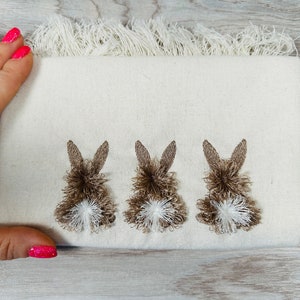 3 lapins de Pâques à franges de suite Franges dans le cerceau Trois lapins de broderie Machine mignons, duveteux trio de lapins, barboteuse pour enfants