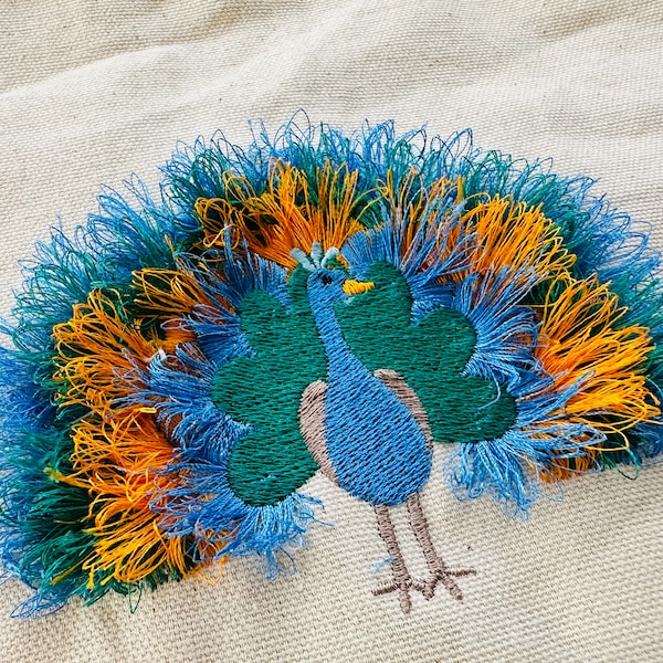 Flecos pavo real esponjoso chenille pájaro máquina bordado diseños impresionante pájaro fleco ITH en el aro bordado Peacock Pavo Peafowl diseño