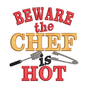以下が含まれることがあります： 「Beware the Chef is Hot」というテキストが入った赤と黄色の刺繍デザイン。デザインにはスパチュラとトングが含まれています。