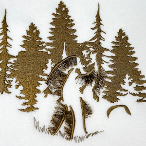Peut inclure: Broderie représentant une personne debout dans une forêt, avec des arbres bruns et un fond blanc.