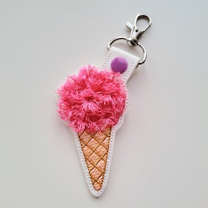 Eiskugel in der Waffel als Schlüsselanhänger in the hoop ITH Stickdatei Designs genialer Kinder Geldbeutel Taschenanhänger