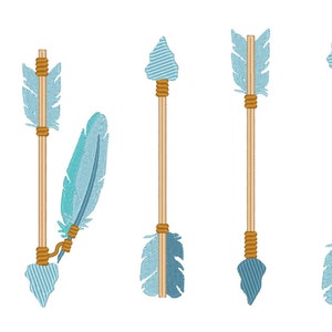 Puede incluir: Conjunto de seis flechas azules y marrones con plumas. Las flechas están atadas con cuerda marrón y tienen varios estilos de punta de flecha.