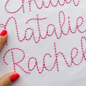 Efeito de ponto de mão FONT desenhos de bordado à máquina em tamanhos variados mini letras do alfabeto script, ponto semente de nome infantil lúdico, BX incl.
