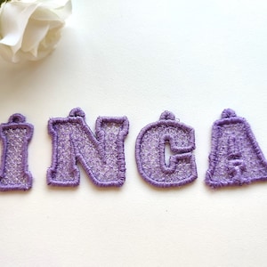 Charm Lace Font FSL encaje independiente Letras monograma colgantes diseños de bordado a máquina, alfabeto de pendientes colgantes en tamaños variados, BX