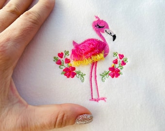 Flauschiger Flamingo in the hoop mit Fransen Fransen ITH Projekt tolle Stickmotive 11 und 12 cm süßes Flamingo Mädchen Blumenmuster