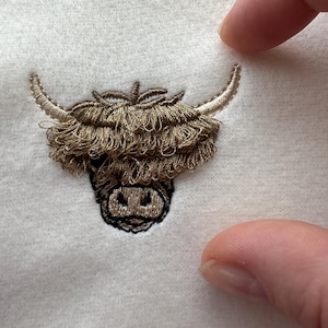 Mini mucca delle Highland con frange di pelo soffice, razza scozzese, bovini rustici, disegni da ricamo a macchina, frange ITH nel telaio, simpatico animale da fattoria