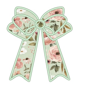 Puede incluir: Un lazo floral verde sobre un fondo blanco. El lazo está hecho de una tela con un patrón floral en tonos de rosa, blanco y verde.