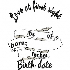 Op de afbeelding: Zwart-witte illustratie van een banner met de tekst "Love at first sight" bovenaan, "born:" in het midden en "Birth date" onderaan. De banner bevat ook de tekst "lbs oz" en "inches" om het geboortegewicht en de -lengte van de baby in te vullen.