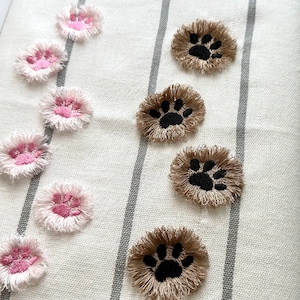 Kleine fransige flauschige Pfötchenstickerei süsse Minipfötchen Franse im Stickrahmen ITH Stickdatei Stickpfotendetail