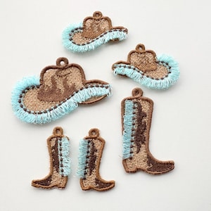 Puede incluir: Cinco parches de fieltro marrón en forma de sombrero de vaquero y botas con flecos azules. Los parches están bordados con puntadas marrones y tienen un aspecto rústico.