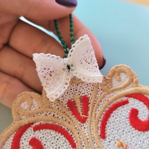 Delicati ornamenti natalizi, fiocco appendiabiti unico, nastro FSL, pizzo autoportante, fiocchi di neve, disegni da ricamo a macchina classici