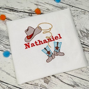 Cappello da cowboy e stivali con punto leggero e nome del bambino, carattere incluso! set di disegni da ricamo a macchina per il nome del monogramma dei bambini della fattoria del telaio 4x4, 5x7