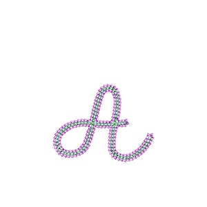 Puede incluir: Una letra "A" bordada en cursiva, con detalles en magenta y verde musgo. El dise&ntilde;o est&aacute; compuesto por peque&ntilde;as formas repetidas, dando un aspecto texturizado. La letra mide aproximadamente 10,24 cm x 7,89 mm.