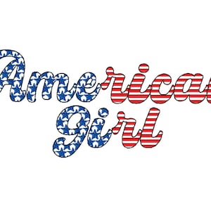 Puede incluir: Texto "American Girl" en una fuente estilizada con un patrón de bandera estadounidense rojo, blanco y azul.