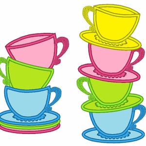 Pode incluir: Uma pilha de quatro xícaras de chá e pires coloridos, com cada xícara e pires de uma cor diferente: rosa, verde, azul e amarelo.