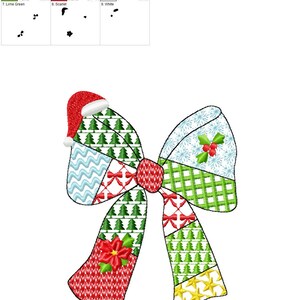 K&ouml;nnte beinhalten: Ein festliches Weihnachts-Schleifendesign mit Weihnachtsm&uuml;tze, mit Mustern wie Weihnachtsb&auml;umen, Schleifen und Stechpalmen. Die Schleife besteht aus roten, gr&uuml;nen, blauen und gelben Patches. Misst 121.4 x 156.1 mm.
