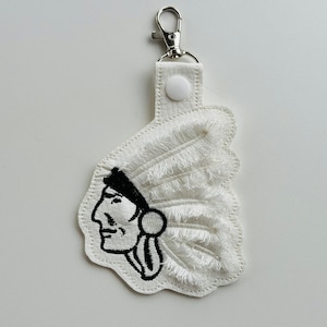 Indianer Mann Schlüsselanhänger Snap Tab Öse Federn Schlüsselanhänger im Stickrahmen ITH Projekt Indianer flauschiges Fuzzy Design