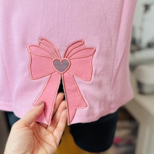 コケットレースのリボンアップリケ機械刺繍デザイン素晴らしいハートノットワイドリボン家宝サイドボウスプリットシームスウェットシャツTシャツトレンド