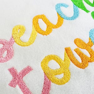 Diseños de bordado a máquina con monogramas, letras del alfabeto escritas a mano, rellenos de puntadas, nombres de bebés y niños, en negrita, tamaños de fuente de 1,3 a 3,5 pulgadas