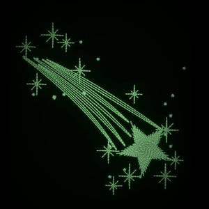 Può includere: Una stella cadente verde con una stella a cinque punte all'estremità, circondata da stelle più piccole su uno sfondo nero.