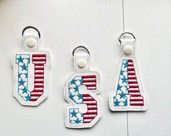 Patriótico 4 de julio Letras del alfabeto de la bandera estadounidense Key Fob Snap Tab ITH en el proyecto de llavero de aro 4x4 5x7 diseños de bordado de máquina de aro