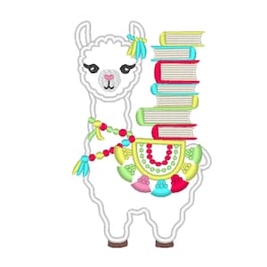 Op de afbeelding: Geborduurde witte lama met een stapel kleurrijke boeken. De lama heeft een decoratief zadel en kralenaccenten in tinten geel, roze, blauw en groen. De boeken hebben rode, groene en gele kaften.