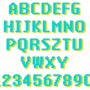Könnte beinhalten: Ein komplettes Alphabet und Zahlensatz im pixeligen 3D-Stil. Die Buchstaben und Zahlen sind in leuchtendem Türkis mit einem gelben Schatten gehalten, vor einem sauberen weißen Hintergrund. Die Schriftart erinnert an Retro-Videospiele.