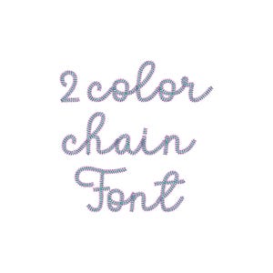 Puede incluir: Las palabras "2 color chain Font" est&aacute;n escritas en cursiva. El texto est&aacute; hecho con un dise&ntilde;o similar a una cadena con una mezcla de colores azul, morado y turquesa. El fondo es blanco.