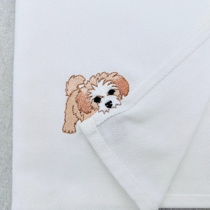 Op de afbeelding: Set van drie keramische mokken met een gespikkelde, matte afwerking. De mokken zijn in crème, lichtgrijs en donkergrijs. Elke mok heeft een eenvoudig, minimalistisch ontwerp, perfect voor koffie of thee.