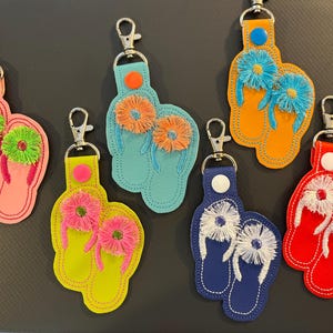 Flip Flops mit flauschiger Fransen Blume Öse und Schlüsselanhänger Schnapplasche im Rahmen Stickdatei ITH Sommer Strand Schlüsselanhänger Mädchen Tasche Anhänger