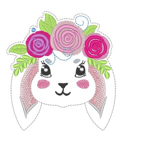 Pode incluir: Desenho bordado de um coelho branco com orelhas cor-de-rosa e uma coroa de flores. A coroa tem três rosas cor-de-rosa e folhas verdes.