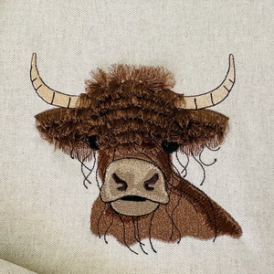 Grande mucca Highland con frange 2023, razza scozzese, bovini rustici, disegni da ricamo a macchina, frange soffici ITH nel telaio, dolce fattoria casa