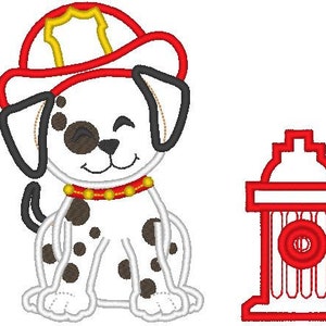 Op de afbeelding: Een wit-zwarte dalmati&euml;r met een rode brandweerhelm en een gele halsband, zittend naast een rode brandkraan.