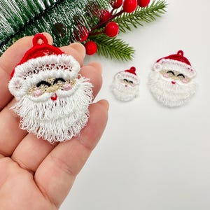 Puede incluir: Parches bordados con caras de Papá Noel en rojo, blanco y beige. Los parches presentan una cara de Papá Noel sonriente con barba blanca y gorro rojo. Suministros para manualidades con temática navideña.