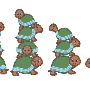 Könnte beinhalten: Fünf Stapel von Comic-Schildkröten, jeder Stapel hat eine andere Höhe. Die Schildkröten sind braun mit grünen Panzern und blauen Akzenten. Die Schildkröten sind übereinander gestapelt.