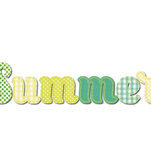 Può includere: La parola "Summer" scritta in lettere di stoffa colorate con un design a patchwork. Le lettere sono verdi, gialle e bianche con una cucitura gialla attorno ai bordi.