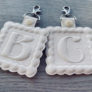 Llavero festoneado con espuma Puffy Puff especial, pestaña a presión, diseños de bordado a máquina con monogramas A-Z en el bastidor, llavero ITH, etiqueta para bolso, llavero festoneado