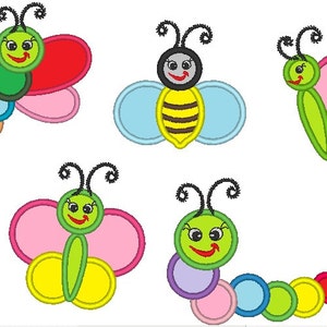 Puede incluir: Cinco parches bordados coloridos que representan una abeja, una oruga y tres mariposas. La abeja es amarilla y negra con alas azules. La oruga es verde con una cara sonriente y un arcoíris de círculos para el cuerpo. Las mariposas son rosas, verdes y rojas con antenas negras y caras sonrientes.