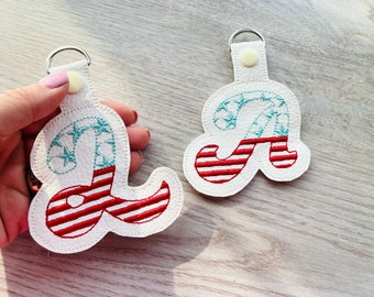 Patriótico 4 de julio Letras del alfabeto de la bandera estadounidense Key Fob Snap Tab ITH en los diseños de bordado de la máquina de aro para el proyecto de llavero de aro 5x7
