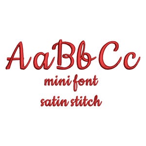 Puede incluir: Letras rojas en cursiva A, a, B, b, C y c sobre un fondo blanco. Debajo de las letras están las palabras "mini font" y "satin stitch" en cursiva roja.