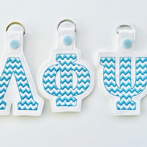 RicRac griechisches Alphabet Schlüsselanhänger Studentenvereinigung Studentenvereinigungen Schlüsselanhänger Snap-Tab ITH Taschenanhänger Schlüsselanhänger Stickdatei ONE