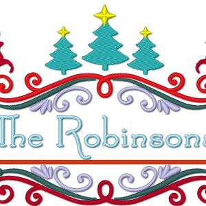 Könnte beinhalten: Ein Weihnachtsmotiv mit zwei roten Rentieren, drei grünen Weihnachtsbäumen und goldenen Sternen. Der Text "The Robinsons" ist in hellblau dargestellt.