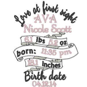 Op de afbeelding: Een geborduurd ontwerp in zwart en wit met een banner waarop staat "Love at first sight AVA Nicole Scott 6.1 lbs 5.2 oz born: 11:35 pm 18.1 inches Birth date 04.12.14"