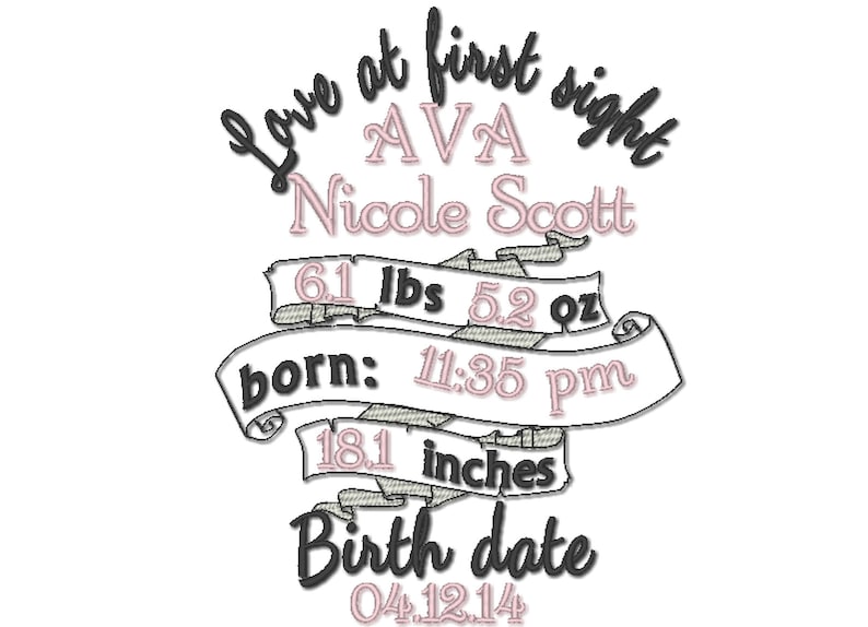 Op de afbeelding: Een geborduurd ontwerp in zwart en wit met een banner waarop staat "Love at first sight AVA Nicole Scott 6.1 lbs 5.2 oz born: 11:35 pm 18.1 inches Birth date 04.12.14"