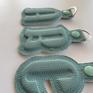 Puffy puff relieve 3D Key Fob snap pestaña Monograma A-Z y números 0-9 en el aro ITH personalizado bolsa etiqueta llavero diseños de bordado de máquina