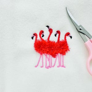 Miniaturowe frędzle puszyste 5 flamingów stado 5 wzorów haftu maszynowego ptaków flamingów małe rozmiary na tamborek 4x4 5x7 frędzle futro wzór szenilowy