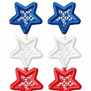 Pu&ograve; includere: Tre paia di orecchini a forma di stella in rosso, bianco e blu. Ogni paio ha una stella con un cerchio in basso.